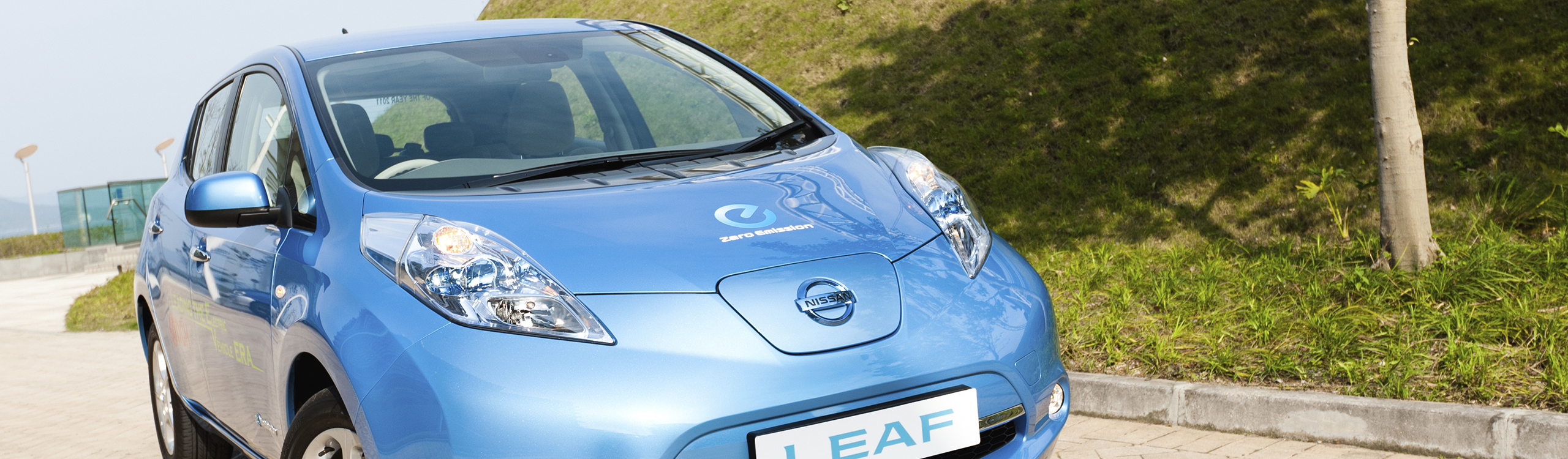 picture of the electric car model of a nissian leaf