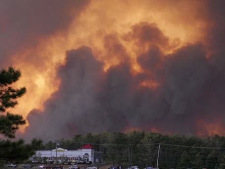 Smoke billows in the air from the 2007 Warren Grove Fire, which destroyed 17,000 acres in New Jersey’s Pinelands